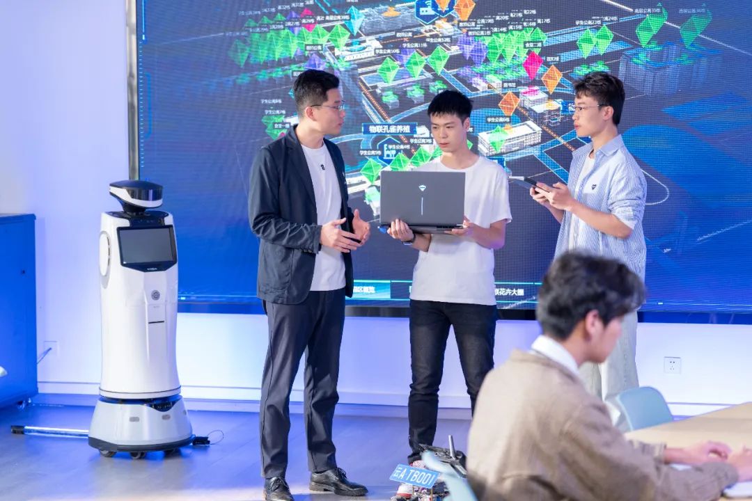 云南工商学院全国教创赛获奖者何博老师课上指导学生.jpg